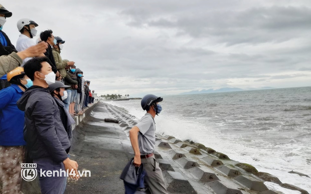 NÓNG: Chìm ca nô chở 36 khách du lịch ở Hội An, vớt được 30 người, 10 người đã tử vong-4