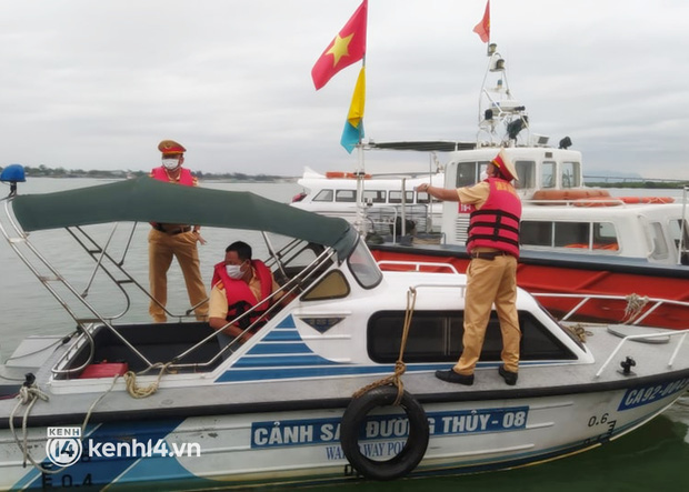 NÓNG: Chìm ca nô chở 36 khách du lịch ở Hội An, vớt được 30 người, 10 người đã tử vong-10