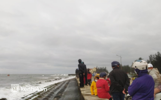 NÓNG: Chìm ca nô chở 36 khách du lịch ở Hội An, vớt được 30 người, 10 người đã tử vong-6