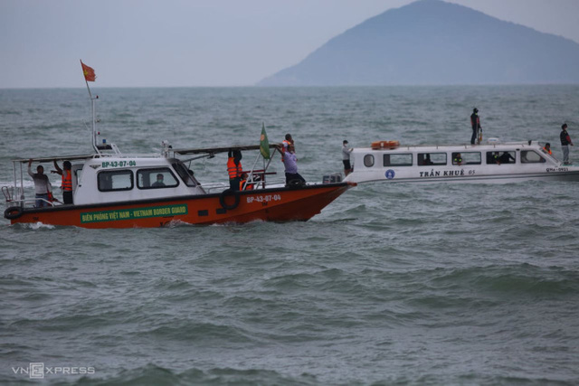 Đau thương hiện trường vụ chìm ca nô chở 36 khách du lịch Hội An-1