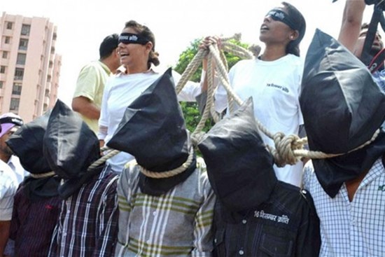 Nhận được tin thoát án tử hình, tù nhân vui quá lên cơn đau tim rồi qua đời