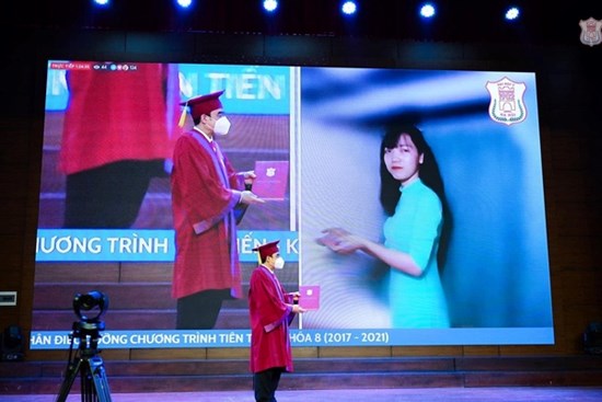 Lễ trao bằng hài hước nhất hôm nay: Sinh viên được Hiệu trưởng trao bằng nhưng nhìn kĩ xuống dưới mới phát hiện điều sai sai!