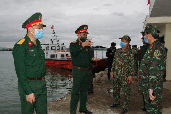 Người dân Hội An lập thùng tiền quyên góp, đội mưa tập trung trước nhà tang lễ chia buồn cùng gia đình các nạn nhân vụ chìm cano-12