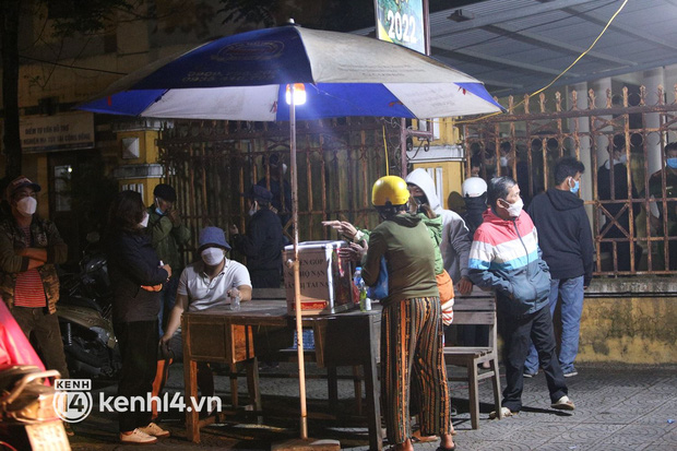 Người dân Hội An lập thùng tiền quyên góp, đội mưa tập trung trước nhà tang lễ chia buồn cùng gia đình các nạn nhân vụ chìm cano-1