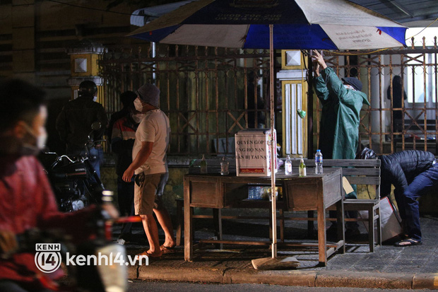 Người dân Hội An lập thùng tiền quyên góp, đội mưa tập trung trước nhà tang lễ chia buồn cùng gia đình các nạn nhân vụ chìm cano-2