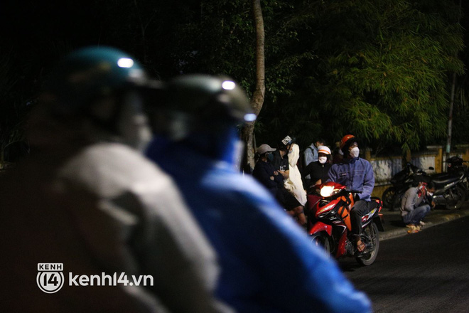 Người dân Hội An lập thùng tiền quyên góp, đội mưa tập trung trước nhà tang lễ chia buồn cùng gia đình các nạn nhân vụ chìm cano-3