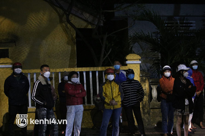 Người dân Hội An lập thùng tiền quyên góp, đội mưa tập trung trước nhà tang lễ chia buồn cùng gia đình các nạn nhân vụ chìm cano-4