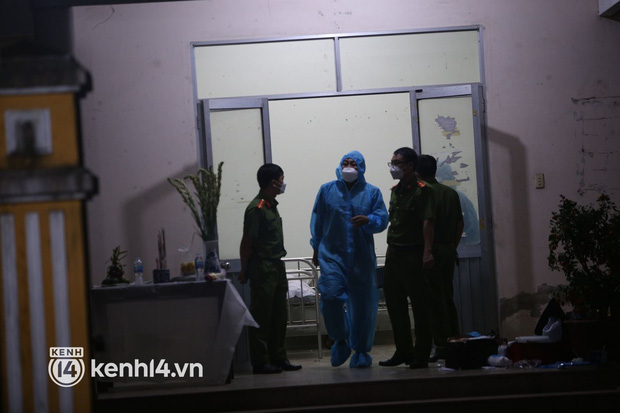 Người dân Hội An lập thùng tiền quyên góp, đội mưa tập trung trước nhà tang lễ chia buồn cùng gia đình các nạn nhân vụ chìm cano-7