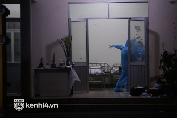 Người dân Hội An lập thùng tiền quyên góp, đội mưa tập trung trước nhà tang lễ chia buồn cùng gia đình các nạn nhân vụ chìm cano-8