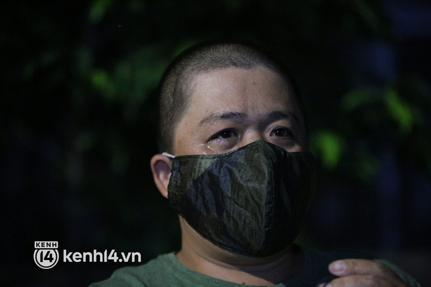 Người dân Hội An lập thùng tiền quyên góp, đội mưa tập trung trước nhà tang lễ chia buồn cùng gia đình các nạn nhân vụ chìm cano-9