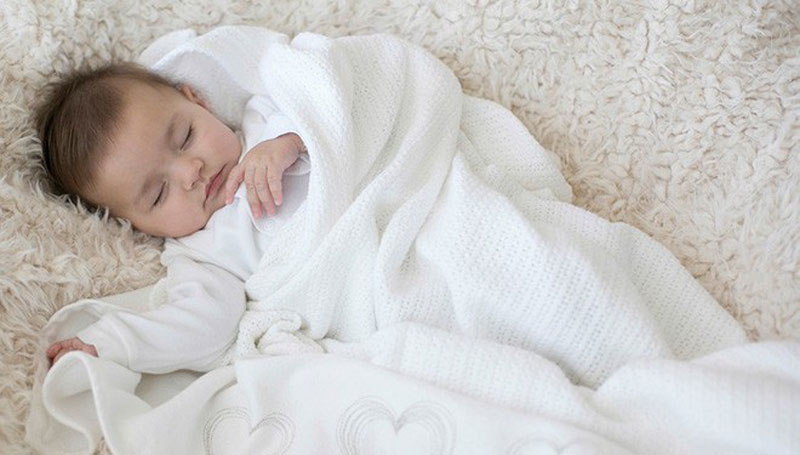Giữ ấm cho trẻ khi ngủ tưởng dễ dàng nhưng lại không đơn giản, nếu sơ xuất dễ ảnh hưởng đến sức khỏe của con-1