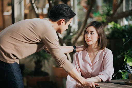 Chồng đi tỉnh chữa đau lưng 3 tháng mới về, ngày về anh đưa 300 triệu rồi rỉ tai câu này khiến tôi run cầm cập-2