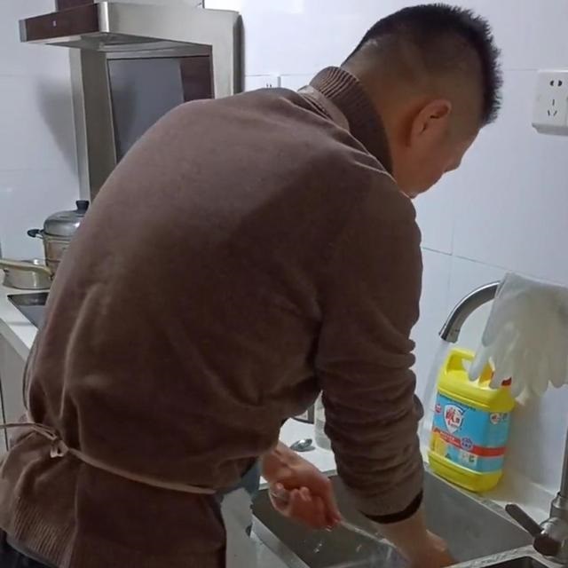 Anh chồng mẫu mực trải giường, rửa chân giúp vợ, nguyên nhân đằng sau khiến chị em nào cũng phải gật gù ưng cái bụng”-6