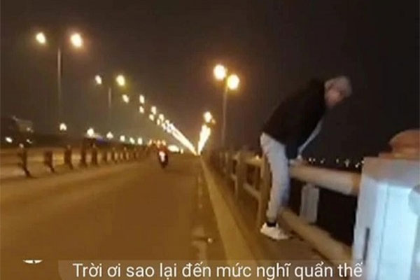Vụ nam thanh niên livestream nhảy cầu tự tử: Xót xa bình luận không hồi đáp của người thân Con về với mẹ đi!-6