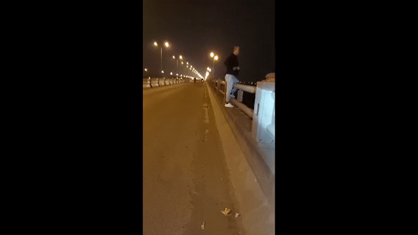 Vụ nam thanh niên livestream nhảy cầu tự tử: Xót xa bình luận không hồi đáp của người thân Con về với mẹ đi!-2