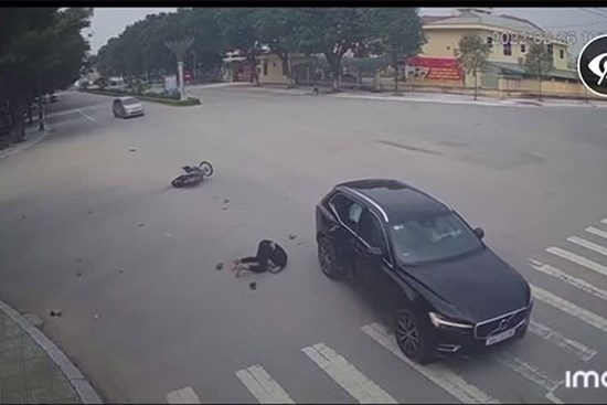 Thanh niên nguy kịch sau cú tông cực mạnh vào ô tô: Camera bóc khoảnh khắc ám ảnh