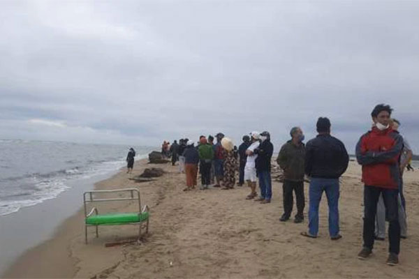 Thắt lòng người thân lập bàn thờ tạm tại biển Cửa Đại: Gia đình đi 12 người, nhưng đã chết 8 người… Đột ngột như thế ai chịu nổi, trời ơi”-13