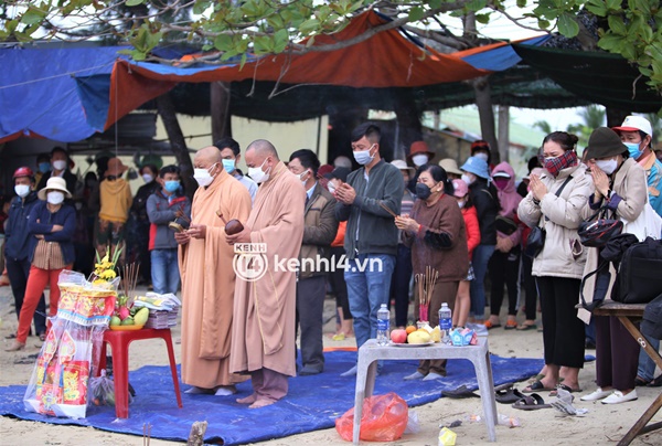 Thắt lòng người thân lập bàn thờ tạm tại biển Cửa Đại: Gia đình đi 12 người, nhưng đã chết 8 người… Đột ngột như thế ai chịu nổi, trời ơi”-1