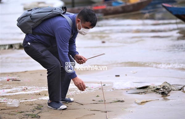 Thắt lòng người thân lập bàn thờ tạm tại biển Cửa Đại: Gia đình đi 12 người, nhưng đã chết 8 người… Đột ngột như thế ai chịu nổi, trời ơi”-8