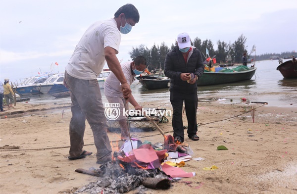 Thắt lòng người thân lập bàn thờ tạm tại biển Cửa Đại: Gia đình đi 12 người, nhưng đã chết 8 người… Đột ngột như thế ai chịu nổi, trời ơi”-10