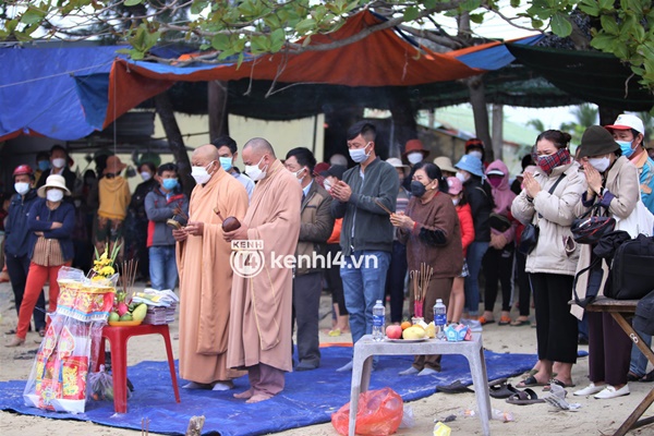 Vụ chìm ca nô 15 người tử vong: Hình ảnh thắt lòng ở nhà tang lễ-16