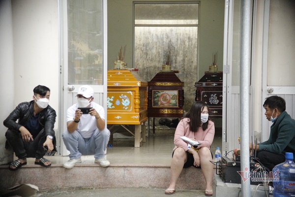 Vụ chìm ca nô 15 người tử vong: Hình ảnh thắt lòng ở nhà tang lễ-3