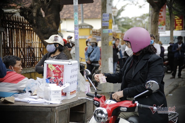 Vụ chìm ca nô 15 người tử vong: Hình ảnh thắt lòng ở nhà tang lễ-7