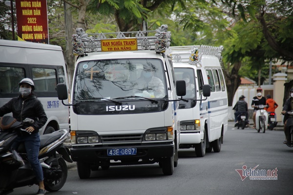 Vụ chìm ca nô 15 người tử vong: Hình ảnh thắt lòng ở nhà tang lễ-9