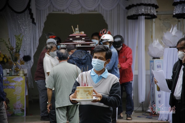 Vụ chìm ca nô 15 người tử vong: Hình ảnh thắt lòng ở nhà tang lễ-11