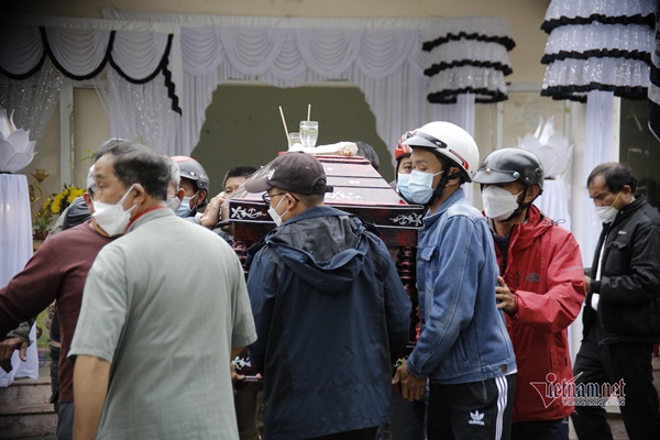 Vụ chìm ca nô 15 người tử vong: Hình ảnh thắt lòng ở nhà tang lễ-13