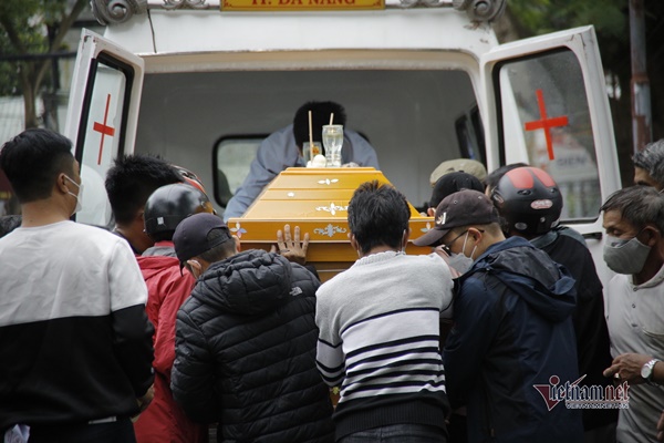 Vụ chìm ca nô 15 người tử vong: Hình ảnh thắt lòng ở nhà tang lễ-15