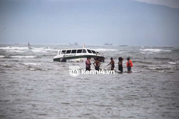 Cận cảnh mũi cano chở 39 du khách gặp nạn tại Hội An bị vỡ mảng lớn-3