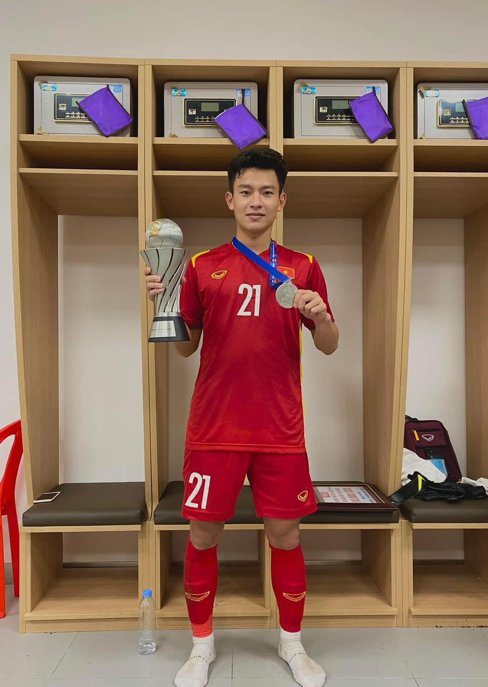 Cầu thủ áo số 21 của U23 Việt Nam đốn tim fangirl: Đẹp trai, học giỏi y như cái tên-3