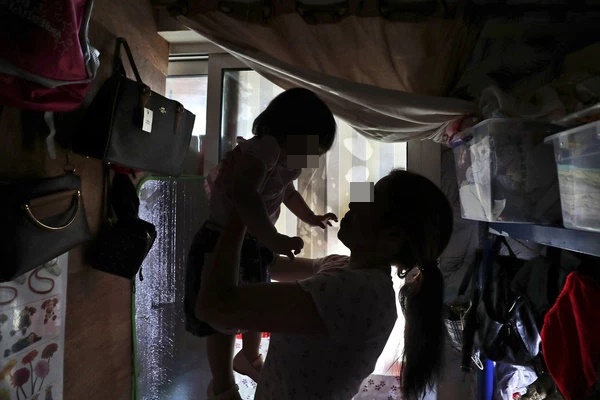 Bi kịch những người mẹ di cư đến miền đất hứa: Cắn răng sinh con không dám kêu đau vì sợ hãi, con chào đời bị xã hội vô thừa nhận-1