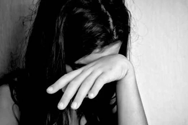 Chồng nằm liệt giường, thấy con gái hay vắng nhà lúc trở về thì khóc thút thít, gặng hỏi mới biết sự thật tàn nhẫn về người vợ ngoan hiền-1