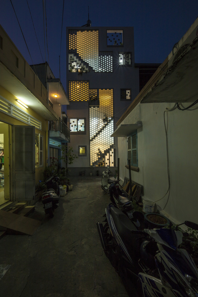 4 người ở trong ngôi nhà siêu mỏng 16,25 m² nằm cuối hẻm Bình Thạnh, Sài Gòn: Không hề bí bách hay mờ nhạt nhờ thiết kế cực độc đáo-3