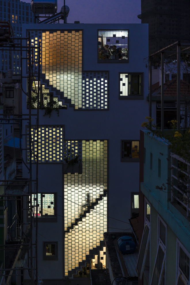 4 người ở trong ngôi nhà siêu mỏng 16,25 m² nằm cuối hẻm Bình Thạnh, Sài Gòn: Không hề bí bách hay mờ nhạt nhờ thiết kế cực độc đáo-4