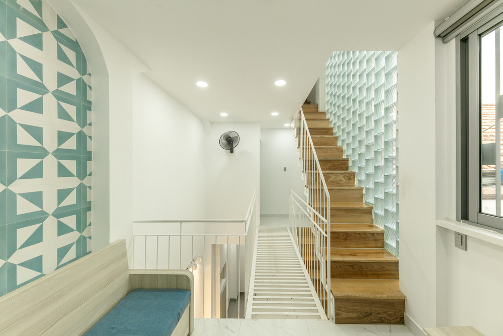 4 người ở trong ngôi nhà siêu mỏng 16,25 m² nằm cuối hẻm Bình Thạnh, Sài Gòn: Không hề bí bách hay mờ nhạt nhờ thiết kế cực độc đáo-11