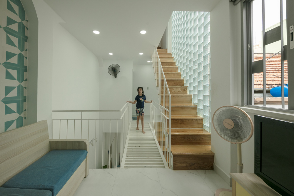 4 người ở trong ngôi nhà siêu mỏng 16,25 m² nằm cuối hẻm Bình Thạnh, Sài Gòn: Không hề bí bách hay mờ nhạt nhờ thiết kế cực độc đáo-12