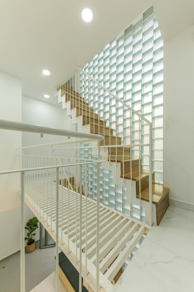 4 người ở trong ngôi nhà siêu mỏng 16,25 m² nằm cuối hẻm Bình Thạnh, Sài Gòn: Không hề bí bách hay mờ nhạt nhờ thiết kế cực độc đáo-14