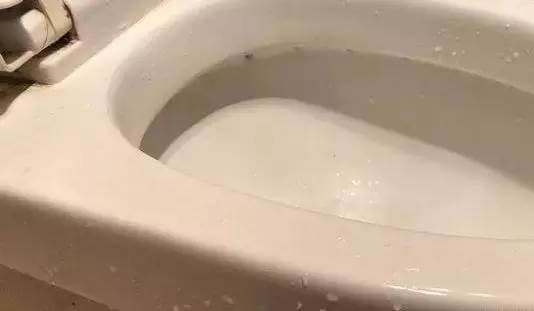 Rắc một nắm này vào bồn cầu, dù vết ố vàng bẩn hay cáu dày đến đâu thì sau khi xả nước cũng sẽ sạch bong-3