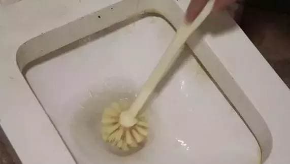 Rắc một nắm này vào bồn cầu, dù vết ố vàng bẩn hay cáu dày đến đâu thì sau khi xả nước cũng sẽ sạch bong-4