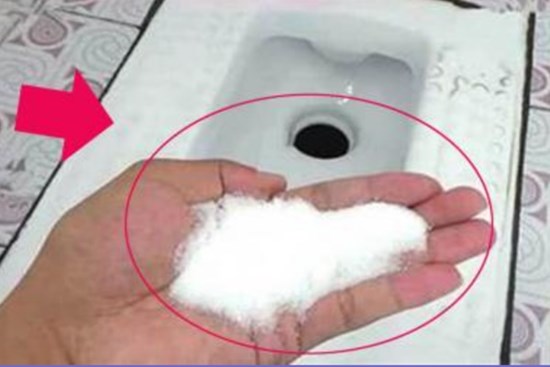 Rắc một nắm này vào bồn cầu, dù vết ố vàng bẩn hay cáu dày đến đâu thì sau khi xả nước cũng sẽ sạch bong