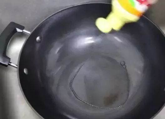 Hôm nay mới biết, khi mua một cái chảo mới cần làm một thao tác trước khi sử dụng! Chảo dùng 20 năm cũng không bị dính và không bị gỉ-2