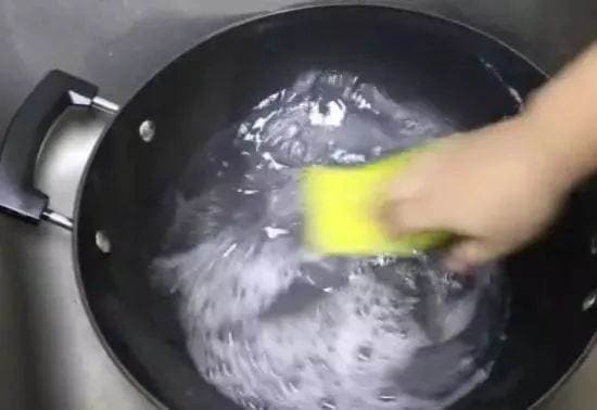 Hôm nay mới biết, khi mua một cái chảo mới cần làm một thao tác trước khi sử dụng! Chảo dùng 20 năm cũng không bị dính và không bị gỉ-3