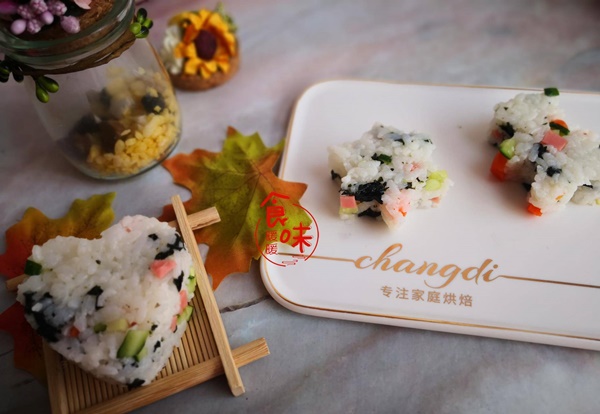Con lười ăn rau củ mẹ làm món cơm nắm này, vừa ngon miệng, đẹp mắt lại giàu dinh dưỡng-1