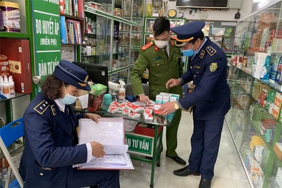 Bắt giữ lô thuốc “đặc trị Covid-19” không rõ nguồn gốc