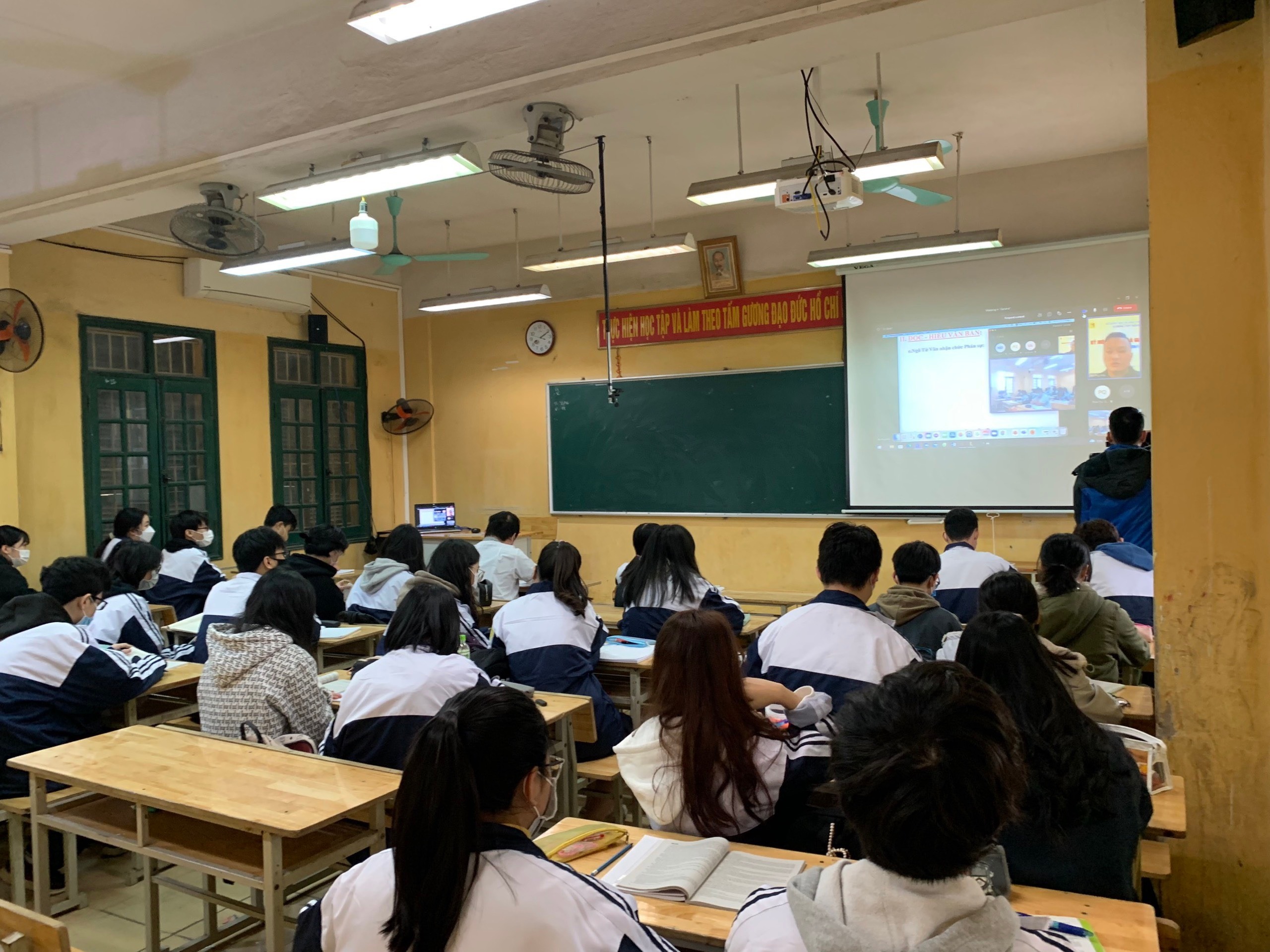 Phụ huynh, hiệu trưởng xót xa khi giáo viên F0 dạy online-1