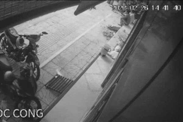 Kinh hoàng: Trần bê tông bất ngờ đổ sập vùi lấp 2 người đàn ông ngồi trước cửa nhà, hiện trường gây ám ảnh