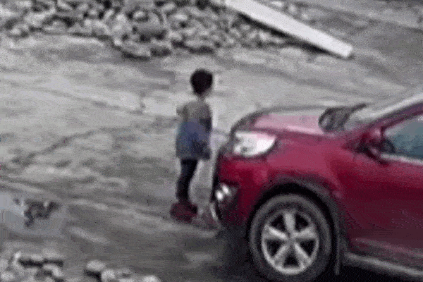 Video những đứa trẻ nghịch dại trên sân thượng khiến người xem đứng tim-1